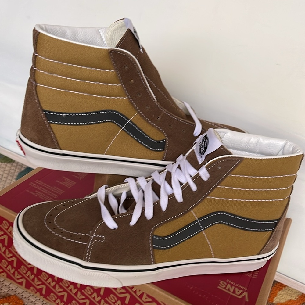 Vans WMNS Sk8-Hi
Canvas/Suede Pop Brown/Mu
VN000CMXBF0
Sneakers - Picture 11 of 16